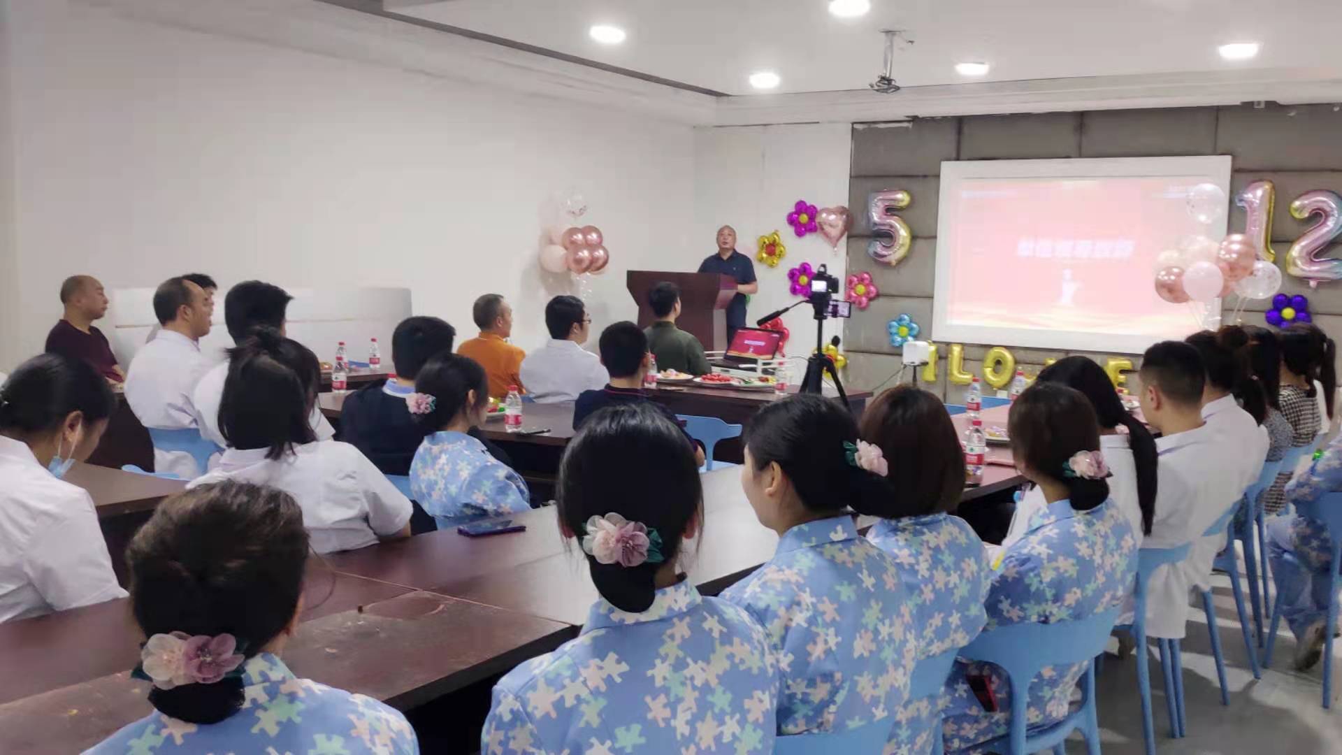 貴陽銘仁耳鼻喉醫(yī)院舉辦“2021紀(jì)念5·12國際護(hù)士節(jié)”活動(dòng)(圖1) 貴陽銘仁耳鼻喉醫(yī)院舉辦“2021紀(jì)念5·12國際護(hù)士節(jié)”活動(dòng)(圖1)