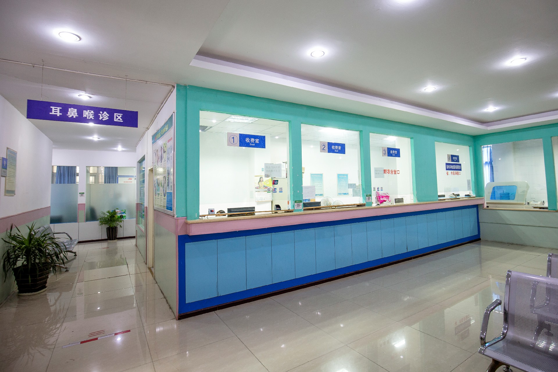 貴陽(yáng)治療鼻竇炎的費(fèi)用要多少？這個(gè)問題是我們?cè)谡叶呛砜漆t(yī)院的時(shí)候經(jīng)常會(huì)遇到的問題，那么接下來貴陽(yáng)銘仁耳鼻喉醫(yī)院作為貴陽(yáng)本土的耳鼻喉科醫(yī)院就來為廣大患者解析下貴陽(yáng)附近治療鼻竇炎的費(fèi)用要多少,下面一起來看看貴治療鼻竇炎的費(fèi)用要多少醫(yī)院排名吧。  　　鼻息肉并不是突然長(zhǎng)出來的。早期的鼻息肉癥狀無法通過肉眼觀測(cè)，因此患者很難發(fā)現(xiàn)。等到炎癥刺激進(jìn)一步加重，鼻息肉生長(zhǎng)速度增加，患者才能通過肉眼觀測(cè)。  　　鼻息肉手術(shù)目前是采用內(nèi)鏡的手術(shù)方式，如果在局麻的情況下，手術(shù)費(fèi)用相對(duì)較低，大約在6000~8000元左右。在全麻的情況下，手術(shù)費(fèi)用相對(duì)較高，大約在一萬元左右。  　　目前治療鼻息肉一種更為先進(jìn)的儀器，這種儀器能夠?qū)⒈窍⑷馀赃厰y帶的腮竇組織或者內(nèi)壁上頜竇口的息肉組織全部切除。如果使用這種儀器，那么費(fèi)用就會(huì)更高一些。因此，鼻息肉的手術(shù)費(fèi)用一般在6000~20000元之間。  　　鼻息肉手術(shù)的費(fèi)用一般在6000~20000元之間。主要是根據(jù)患者選擇的麻醉方式以及治療的儀器來判斷，費(fèi)用一般都是不等的。  　　鼻息肉的主要癥狀就是鼻塞、頭昏、頭痛、流鼻涕嗅覺功能的變化。除此以外，鼻息肉持續(xù)一段時(shí)間之后，會(huì)影響周圍的一些組織。  　　因?yàn)楸乔坏耐獗诤脱劭魞H僅又一層較薄的腮板相隔，因此鼻息肉的持續(xù)時(shí)間如果比較長(zhǎng)，可能會(huì)對(duì)骨質(zhì)有一定的破壞，從而引起眼球外突，甚至可能出現(xiàn)腦膜炎的癥狀。  　　如果只是單純的息肉，沒有發(fā)生其它病變，那么出現(xiàn)上述情況的可能性就比較低。如果息肉還合并有內(nèi)翻性乳頭狀瘤或惡性腫瘤，就會(huì)極大地增加發(fā)生上述癥狀的幾率。  　　鼻息肉的主要癥狀包括鼻塞、頭昏、頭痛、流鼻涕嗅覺功能的變化。鼻息肉的持續(xù)時(shí)間較長(zhǎng)，會(huì)破壞骨質(zhì)，從而引起眼球外突，甚至可能出現(xiàn)腦膜炎的癥狀。  　　咽喉是由咽和咽喉兩個(gè)部分組成，因此一般情況下的咽喉炎是指咽炎。咽炎主要是由于咽部粘膜和淋巴組織產(chǎn)生彌漫性炎癥的反應(yīng)。最主要的還是與長(zhǎng)期的感冒、刺激性飲食、環(huán)境變化和說話較多的職業(yè)相關(guān)。因此在治療時(shí)要針對(duì)病因進(jìn)行治療。  　　首先在飲食上面要注意清淡飲食,避免食用刺激性食物。其次注意講話的方式，說話時(shí)間不能過長(zhǎng)，聲音不宜過大。改善惡劣的環(huán)境，注意戴口罩。最后再采取一些對(duì)癥性的藥物進(jìn)行治療。