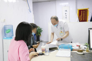 嚇人！男子睡覺翻了個(gè)身，結(jié)果天旋地轉(zhuǎn)直接吐了(圖1)