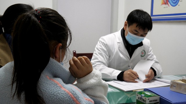 開展院內(nèi)外義診咨詢活動，解決患者平日難詢的困惑(圖1)