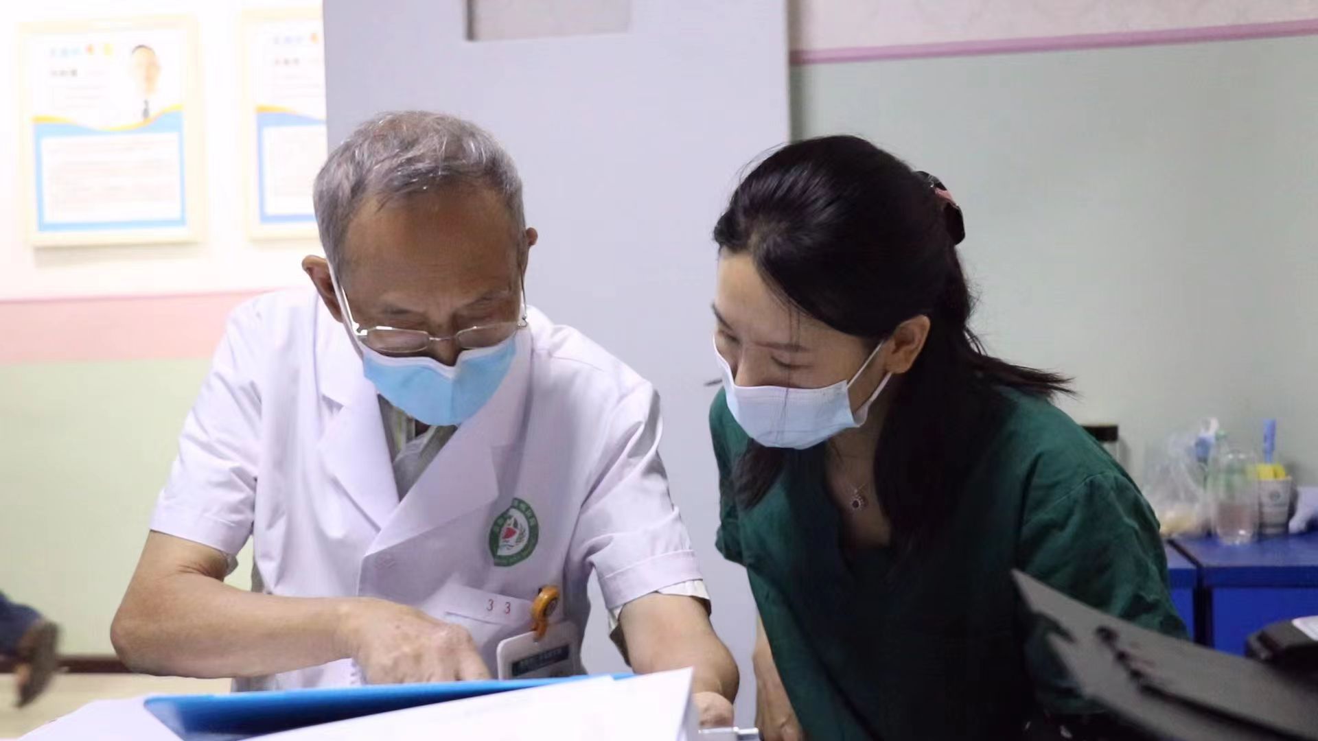 老人患上了旋轉(zhuǎn)性暈眩耳石癥，怎么辦？銘仁教你一招搞定(圖4)