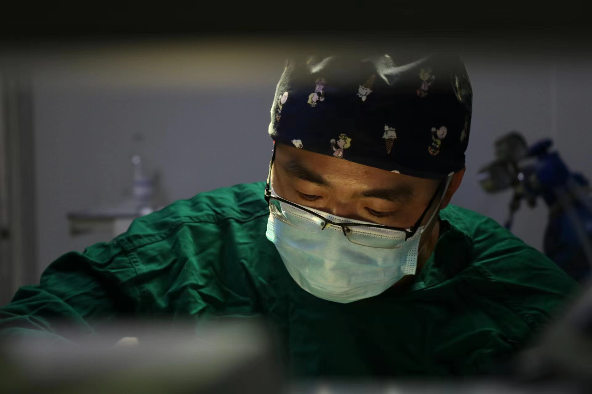 男子誤吞魚刺，術(shù)后取出3厘米長(zhǎng)倒置雙頭銳利魚骨，直呼僥幸得救！(圖2)